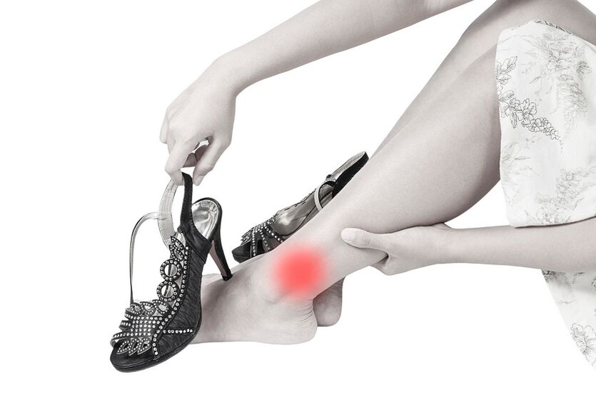 dolore all'articolazione della caviglia dovuto all'artrosi